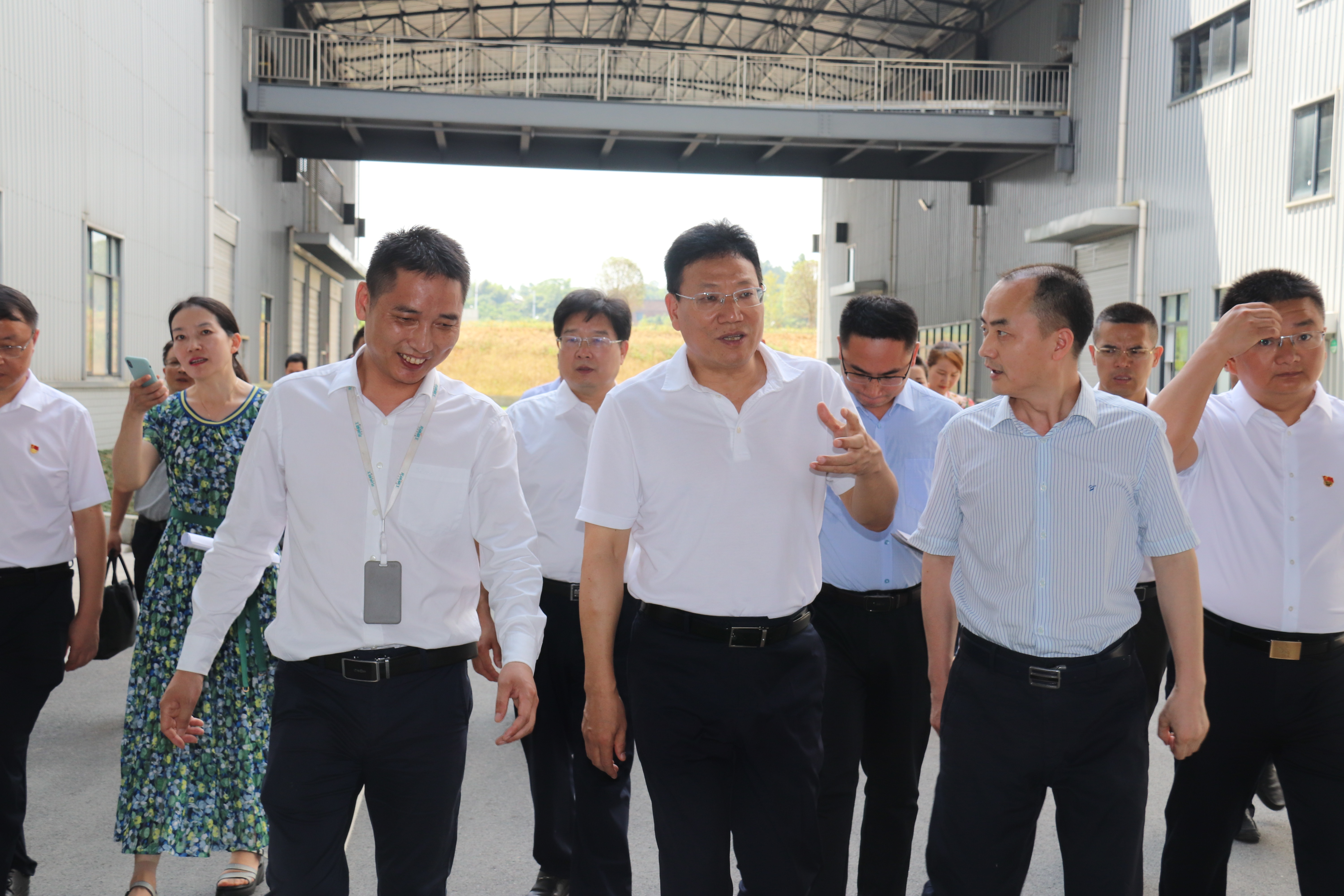 中共邵陽(yáng)市委委員、常委、副書(shū)記華學(xué)健等來(lái)我公司進(jìn)行了參觀調(diào)研